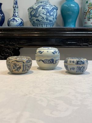 Five Chinese blue, white and monochrome jarlets and seven covered boxes, Yuan/Ming — 照片 20