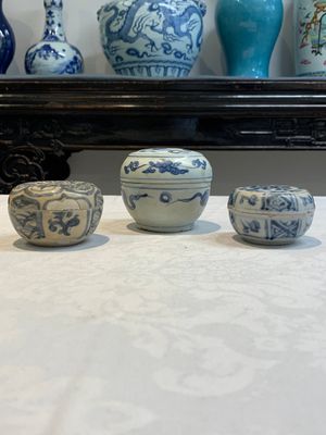 Five Chinese blue, white and monochrome jarlets and seven covered boxes, Yuan/Ming — 照片 21
