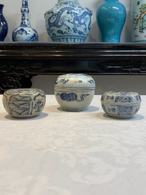 Five Chinese blue, white and monochrome jarlets and seven covered boxes, Yuan/Ming — 照片 22
