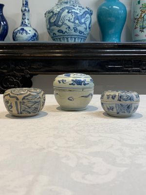 Five Chinese blue, white and monochrome jarlets and seven covered boxes, Yuan/Ming — 照片 23
