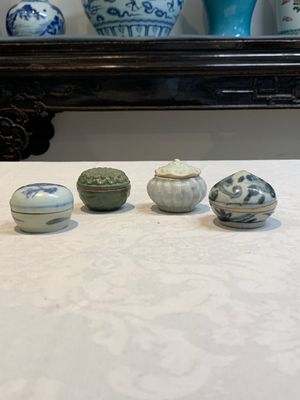 Five Chinese blue, white and monochrome jarlets and seven covered boxes, Yuan/Ming — 照片 36