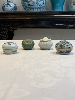 Five Chinese blue, white and monochrome jarlets and seven covered boxes, Yuan/Ming — 照片 37