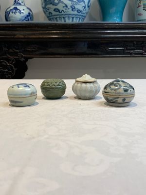 Five Chinese blue, white and monochrome jarlets and seven covered boxes, Yuan/Ming — 照片 38