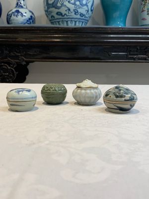 Five Chinese blue, white and monochrome jarlets and seven covered boxes, Yuan/Ming — 照片 39