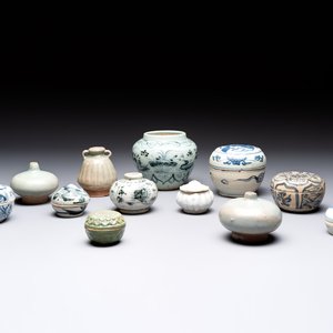 Five Chinese blue, white and monochrome jarlets and seven covered boxes, Yuan/Ming — 照片 1