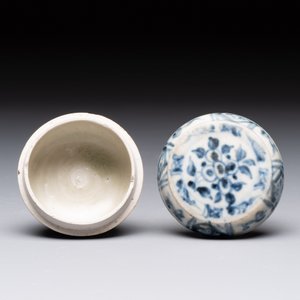 Five Chinese blue, white and monochrome jarlets and seven covered boxes, Yuan/Ming — 照片 12
