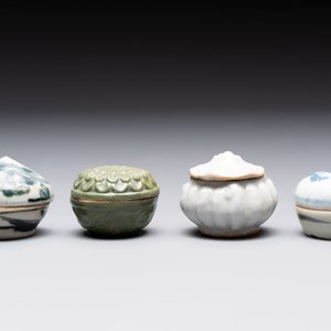 Five Chinese blue, white and monochrome jarlets and seven covered boxes, Yuan/Ming — 照片 2