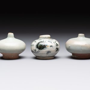 Five Chinese blue, white and monochrome jarlets and seven covered boxes, Yuan/Ming — 照片 4