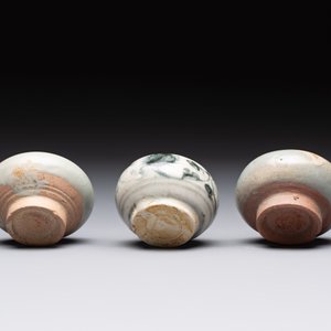 Five Chinese blue, white and monochrome jarlets and seven covered boxes, Yuan/Ming — 照片 7