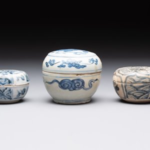 Five Chinese blue, white and monochrome jarlets and seven covered boxes, Yuan/Ming — 照片 8