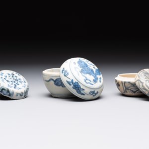 Five Chinese blue, white and monochrome jarlets and seven covered boxes, Yuan/Ming — 照片 9