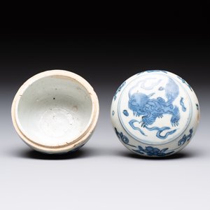 Five Chinese blue, white and monochrome jarlets and seven covered boxes, Yuan/Ming — 照片 10