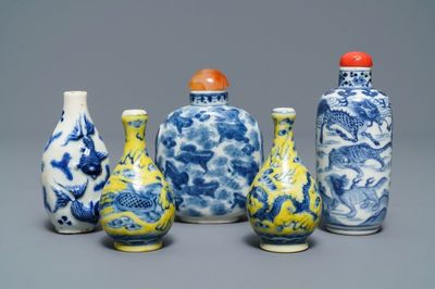 Five Chinese blue, white and yellow-ground porcelain snuff bottles, 19/20th C.