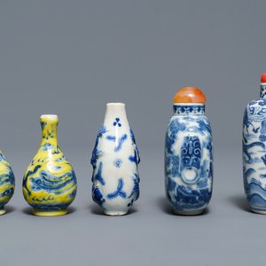 Five Chinese blue, white and yellow-ground porcelain snuff bottles, 19/20th C. — 照片 3