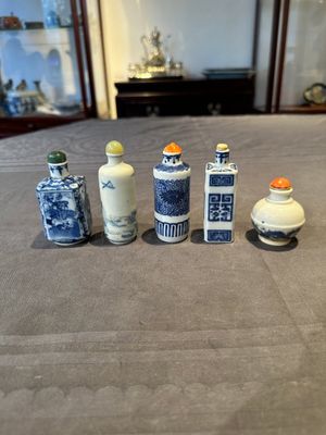 Five Chinese blue, white, copper-red and ge-type snuff bottles, Xuande, Yongzheng and Wan Yu 玩玉 mark, 18/19th C. — foto 1