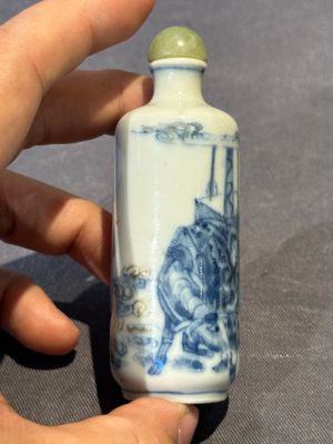 Five Chinese blue, white, copper-red and ge-type snuff bottles, Xuande, Yongzheng and Wan Yu 玩玉 mark, 18/19th C. — foto 13