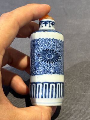 Five Chinese blue, white, copper-red and ge-type snuff bottles, Xuande, Yongzheng and Wan Yu 玩玉 mark, 18/19th C. — foto 21