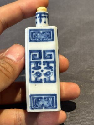 Five Chinese blue, white, copper-red and ge-type snuff bottles, Xuande, Yongzheng and Wan Yu 玩玉 mark, 18/19th C. — foto 27