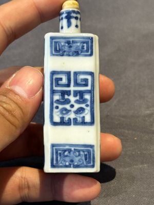 Five Chinese blue, white, copper-red and ge-type snuff bottles, Xuande, Yongzheng and Wan Yu 玩玉 mark, 18/19th C. — foto 28