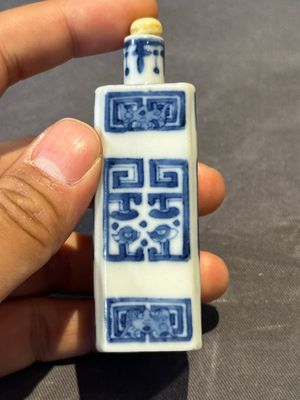 Five Chinese blue, white, copper-red and ge-type snuff bottles, Xuande, Yongzheng and Wan Yu 玩玉 mark, 18/19th C. — foto 29