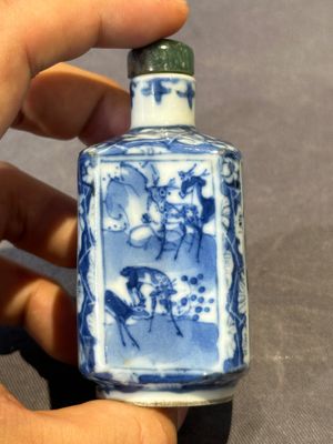 Five Chinese blue, white, copper-red and ge-type snuff bottles, Xuande, Yongzheng and Wan Yu 玩玉 mark, 18/19th C. — foto 3