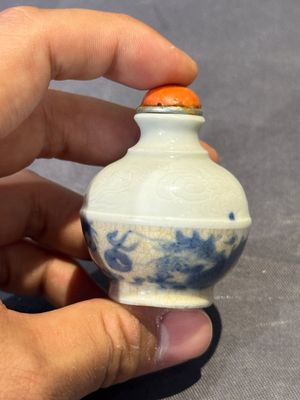 Five Chinese blue, white, copper-red and ge-type snuff bottles, Xuande, Yongzheng and Wan Yu 玩玉 mark, 18/19th C. — foto 32