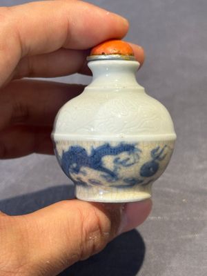 Five Chinese blue, white, copper-red and ge-type snuff bottles, Xuande, Yongzheng and Wan Yu 玩玉 mark, 18/19th C. — foto 33