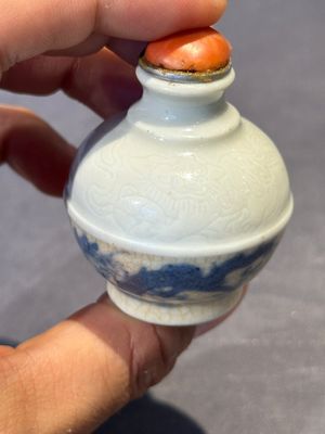 Five Chinese blue, white, copper-red and ge-type snuff bottles, Xuande, Yongzheng and Wan Yu 玩玉 mark, 18/19th C. — foto 34
