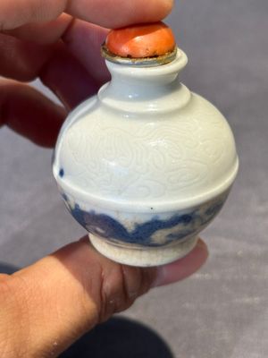 Five Chinese blue, white, copper-red and ge-type snuff bottles, Xuande, Yongzheng and Wan Yu 玩玉 mark, 18/19th C. — foto 36