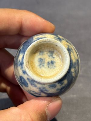 Five Chinese blue, white, copper-red and ge-type snuff bottles, Xuande, Yongzheng and Wan Yu 玩玉 mark, 18/19th C. — foto 38