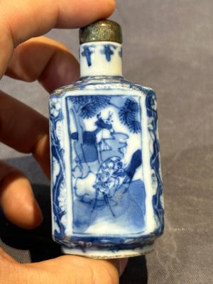 Five Chinese blue, white, copper-red and ge-type snuff bottles, Xuande, Yongzheng and Wan Yu 玩玉 mark, 18/19th C. — foto 4