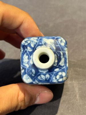 Five Chinese blue, white, copper-red and ge-type snuff bottles, Xuande, Yongzheng and Wan Yu 玩玉 mark, 18/19th C. — foto 6