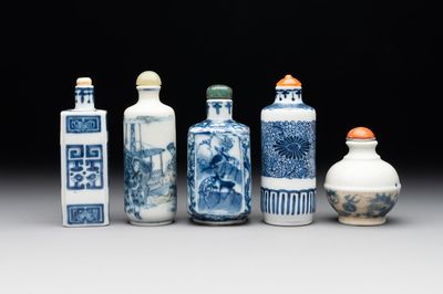 Five Chinese blue, white, copper-red and ge-type snuff bottles, Xuande, Yongzheng and Wan Yu 玩玉 mark, 18/19th C.