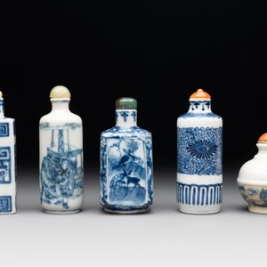 Five Chinese blue, white, copper-red and ge-type snuff bottles, Xuande, Yongzheng and Wan Yu 玩玉 mark, 18/19th C. — foto 2