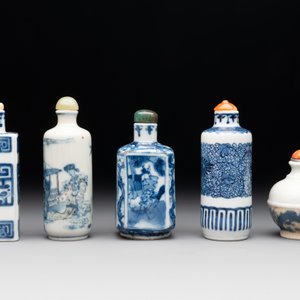Five Chinese blue, white, copper-red and ge-type snuff bottles, Xuande, Yongzheng and Wan Yu 玩玉 mark, 18/19th C. — foto 3