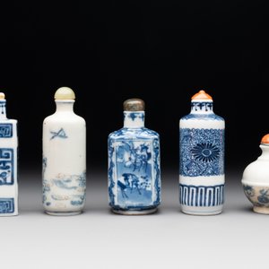 Five Chinese blue, white, copper-red and ge-type snuff bottles, Xuande, Yongzheng and Wan Yu 玩玉 mark, 18/19th C. — foto 4