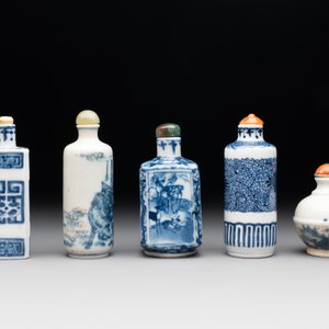 Five Chinese blue, white, copper-red and ge-type snuff bottles, Xuande, Yongzheng and Wan Yu 玩玉 mark, 18/19th C. — foto 5