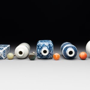 Five Chinese blue, white, copper-red and ge-type snuff bottles, Xuande, Yongzheng and Wan Yu 玩玉 mark, 18/19th C. — foto 6