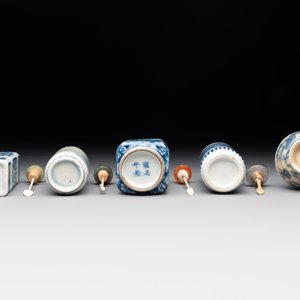 Five Chinese blue, white, copper-red and ge-type snuff bottles, Xuande, Yongzheng and Wan Yu 玩玉 mark, 18/19th C. — foto 7