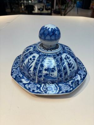 Five Chinese blue, white, famille rose and wucai covers, Kangxi and later — 照片 1