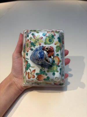 Five Chinese blue, white, famille rose and wucai covers, Kangxi and later — 照片 11