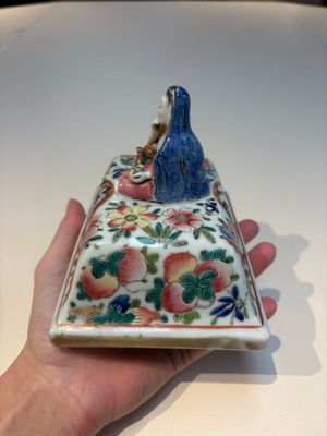 Five Chinese blue, white, famille rose and wucai covers, Kangxi and later — 照片 14