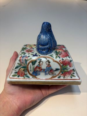 Five Chinese blue, white, famille rose and wucai covers, Kangxi and later — 照片 15