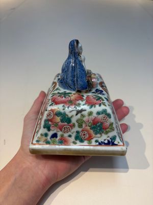 Five Chinese blue, white, famille rose and wucai covers, Kangxi and later — 照片 16