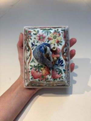 Five Chinese blue, white, famille rose and wucai covers, Kangxi and later — 照片 17