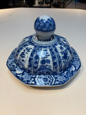 Five Chinese blue, white, famille rose and wucai covers, Kangxi and later — 照片 2