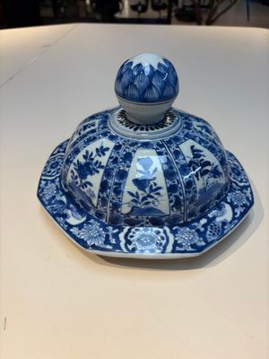 Five Chinese blue, white, famille rose and wucai covers, Kangxi and later — 照片 3