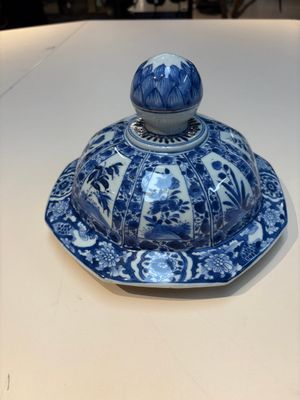 Five Chinese blue, white, famille rose and wucai covers, Kangxi and later — 照片 4