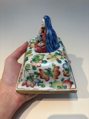 Five Chinese blue, white, famille rose and wucai covers, Kangxi and later — 照片 8