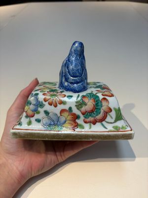 Five Chinese blue, white, famille rose and wucai covers, Kangxi and later — 照片 9